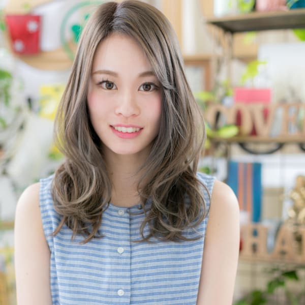 アシンメトリーくすみカラーくせ毛風ウェーブ　根本パーマ