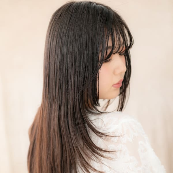 バタフライカット黒髪前下がり顔周りレイヤーロング30代40代