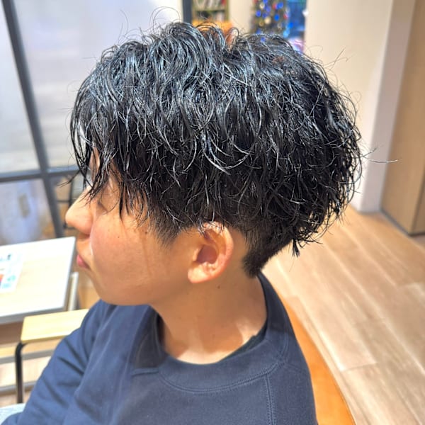 センター分けツイストスパイラルパーマ