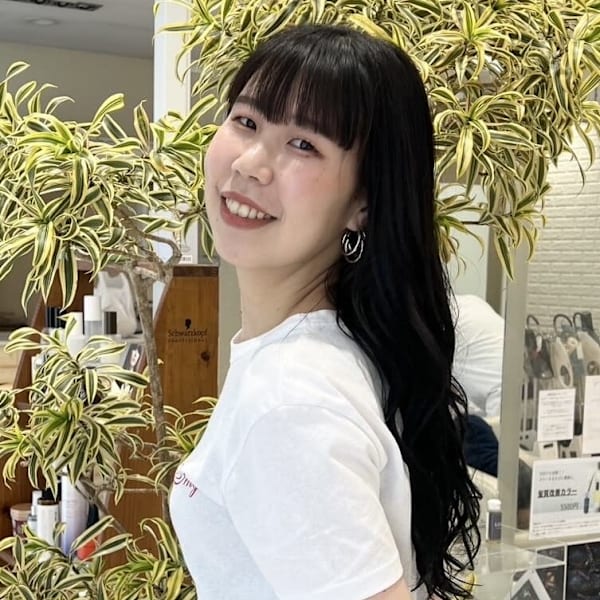 melca.天王寺 髪質改善/ブリーチ/ダブルカラー/インナーカラー【メルカテンノウジ カミシツカイゼン ブリーチ ダブルカラー インナーカラー】のスタッフ紹介。Yumi