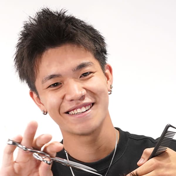 men's salon L-MARK 樟葉【メンズサロンエルマーク クズハ】【メンズサロンエルマーク クズハ】のスタッフ紹介。須藤 日向