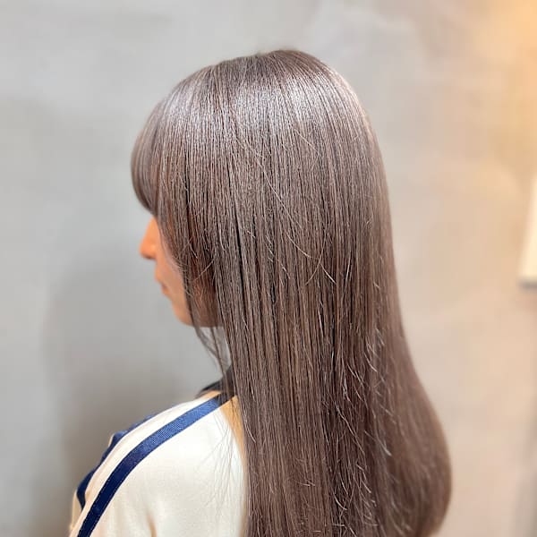 グレージュカラーのツヤ感ロング|BUZZIot/h