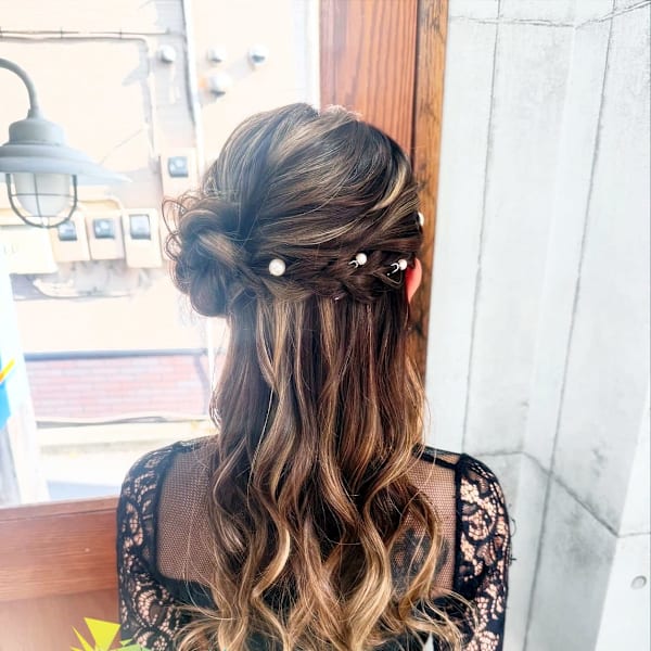 【ヘアセット】小粒パールが輝く大人可愛いハーフアップアレンジ|LAGUZ 茅ヶ崎 髪質改善 ヘアアレンジ