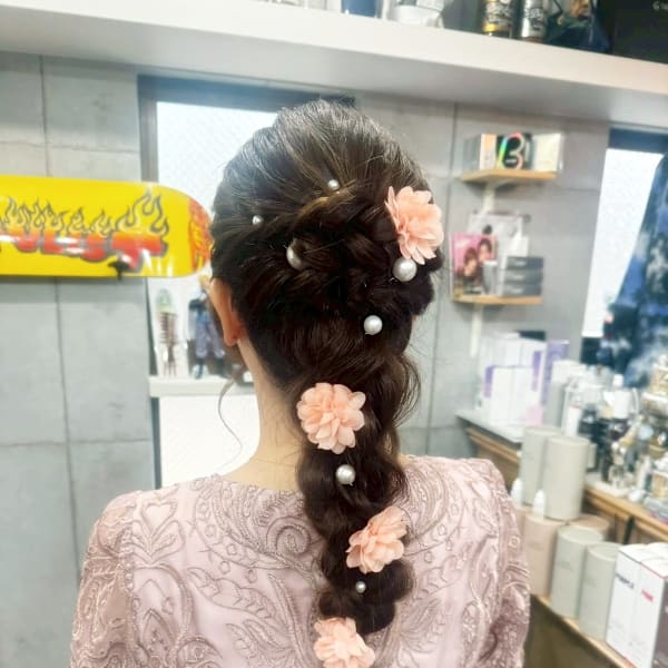 【ヘアセット】フラワーパール×編み込みローポニー|LAGUZ 茅ヶ崎 髪質改善 ヘアアレンジ