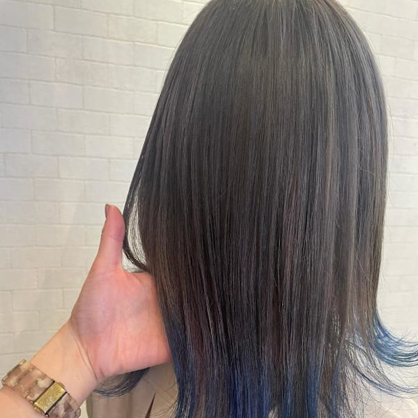 グレージュから毛先ビビッドブルーのデザインカラー！