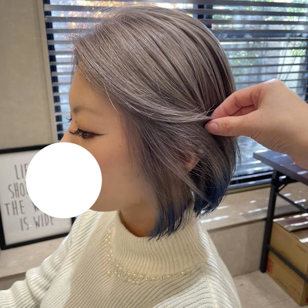 ペールシルバー×裾ブルーの個性派インナーカラー|Simple