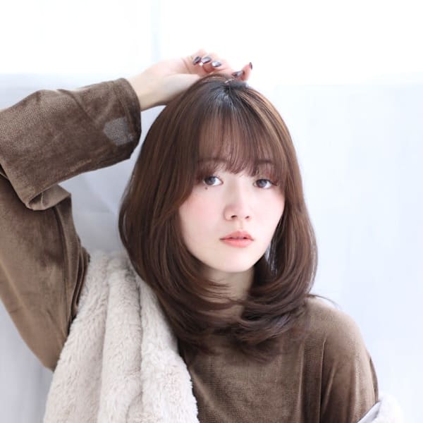 ミディアムくびれレイヤー×ブラウンカラー|albero