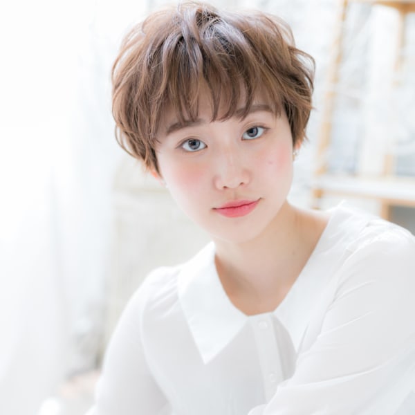 アシンメトリー外国人風耳かけオン眉ショート　ヘーゼルブラウン