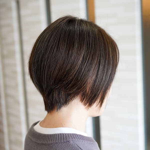 40代 白髪ボカシハイライト × 美シルエットショート|mouf -hair&eyelash-