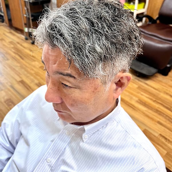 グレイヘアツイストスパイラルパーマ