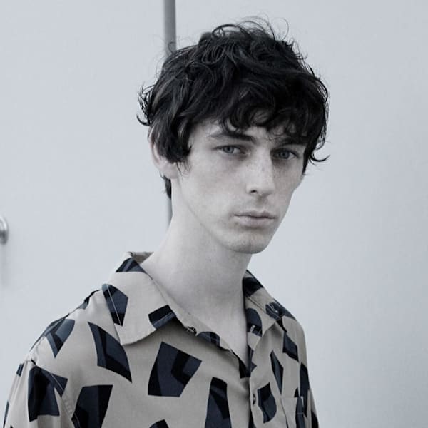 刈り上げセンターパートサーフカールフェザーパーママレットヘア|jiji by WORTH WHILE 【ジジ バイ ワースホワイル】