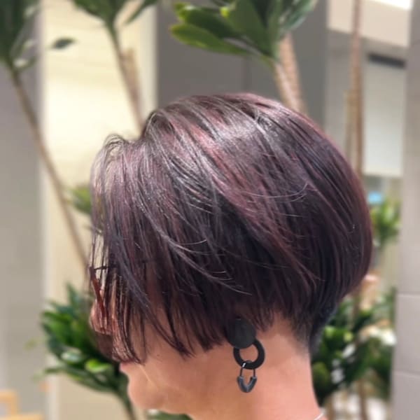 脱白髪染め大人ハイライトの前下がりボブ