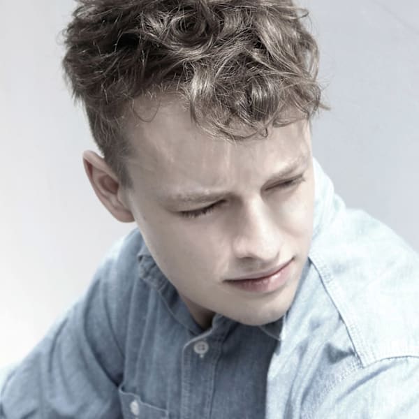 刈り上げセンターパートサーフカールフェザーパーママレットヘア