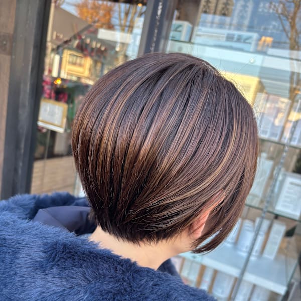 柔らかな丸みと立体感が魅力の上品ショートボブ