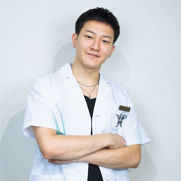 Bro Tokyo BARBERSHOP 神田店 MEN'S専門理容室【ブロートーキョーバーバーショップカンダテンメンズセンモンリヨウシツ】のスタッフ紹介。Yasu