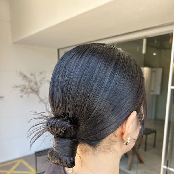 すっきりタイトな“まとめ髪”で上品さアップ