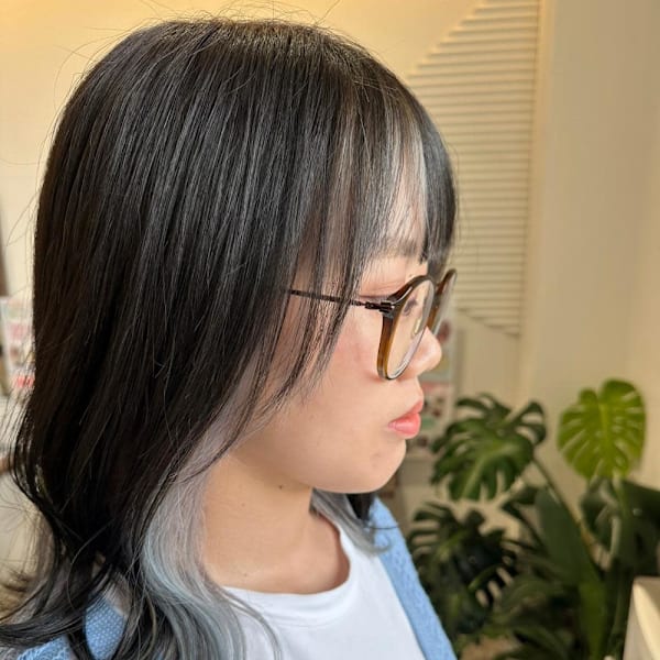 グレーインナーカラー 横後ろからチラッと見えるのがかわいい