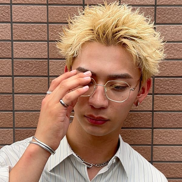 ブロンドスパイキーショートカット