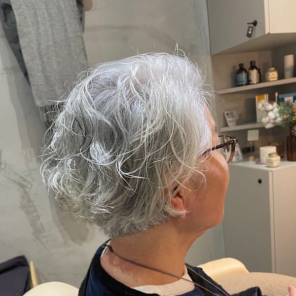 グレイヘアショートパーマ　白髪