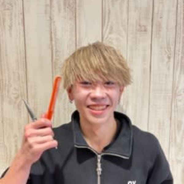 HAIR & MAKE EARTH 花巻店【ヘアメイクアース ハナマキテン】のスタッフ紹介。加藤 大和