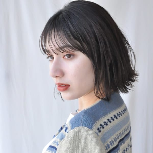 コンパクトボブ/前下がりライン/束感スリーク/グレージュ|tricca 代官山本店 【トリッカ ダイカンヤマ】