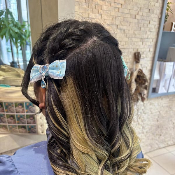 推し活にピッタリ☆編み込みハーフツインスタイル