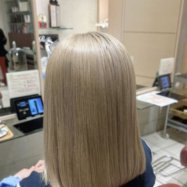 透け感ブロンドで美肌見えヘア|EMU international 春日部本店
