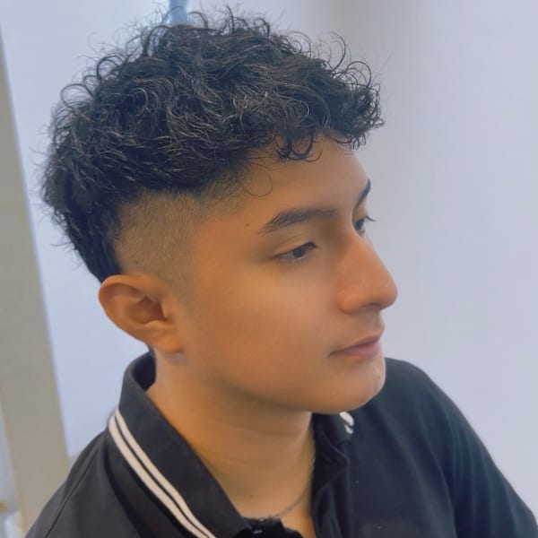 外国人風　クセ毛風パーマ　ヘアスタイル|jiji by WORTH WHILE 【ジジ バイ ワースホワイル】