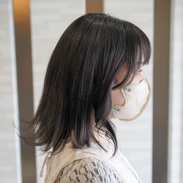 軽やかに揺れるエアリーミディ × 透明感ダークカラー|mouf -hair&eyelash-