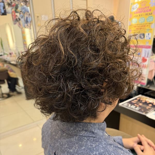 大人カーリーヘア　パーマメンズヘアカラーショートツーブロック