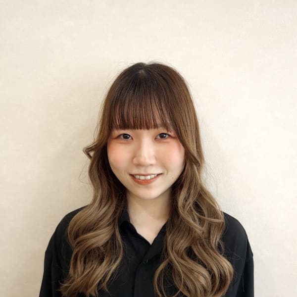 Guliss by minaliss【グリスバイミナリス】のスタッフ紹介。松崎 すず