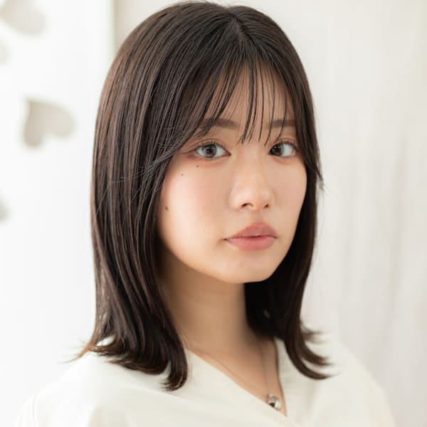 チャコールグレーくびれミディアム小顔クラゲヘアー30代40代