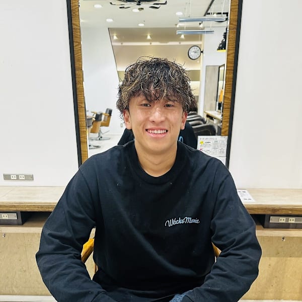 EARTH/A アクロスプラザ与次郎店【アース オーセンティック アクロスプラザヨジロウテン】のスタッフ紹介。樋口 祐次郎