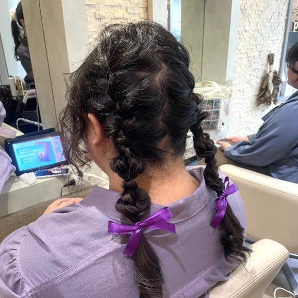 推し色リボンでかわいく！ツイン編みおろしアレンジ