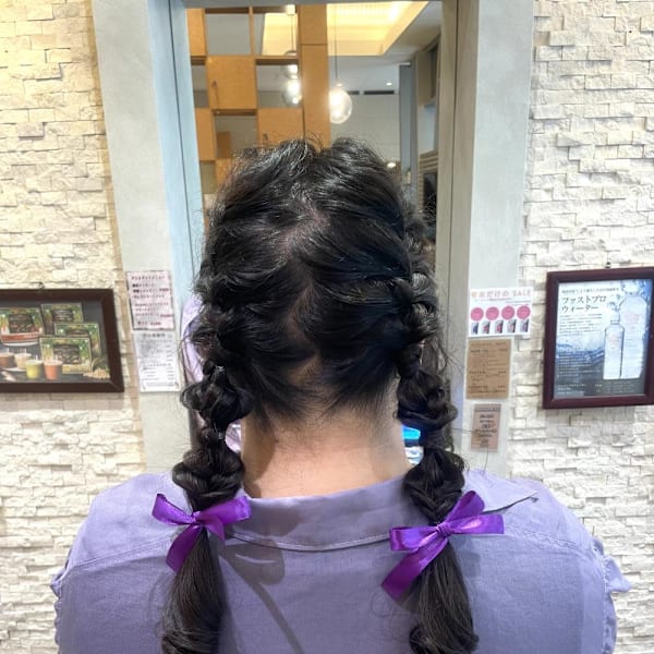 推し色リボンでかわいく！ツイン編みおろしアレンジ