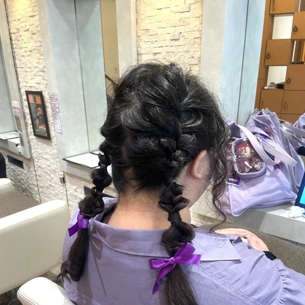 推し色リボンでかわいく！ツイン編みおろしアレンジ