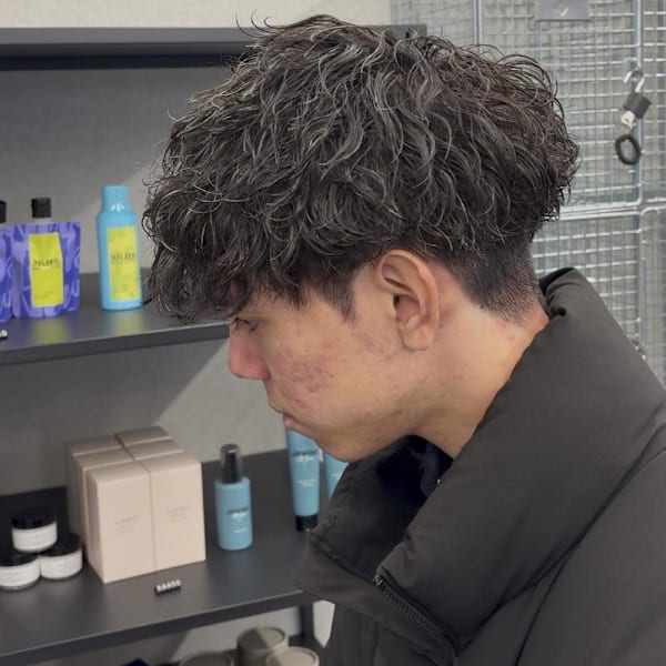 “強めカール × タイトサイド”で洒落感アップ