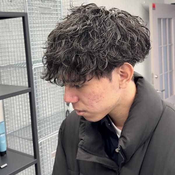 “強めカール × タイトサイド”で洒落感アップ
