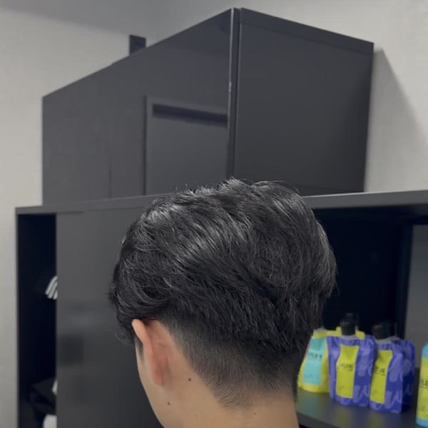 大人男子に人気!柔らか束感のセンターパート
