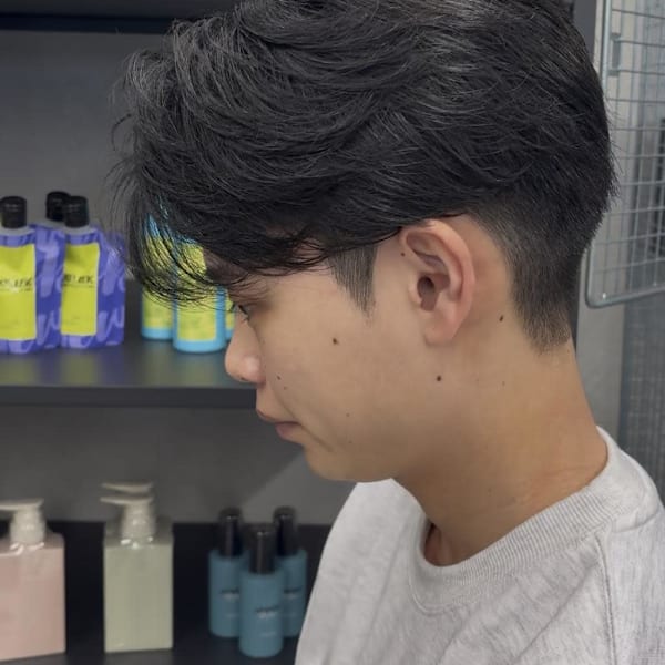 大人男子に人気!柔らか束感のセンターパート