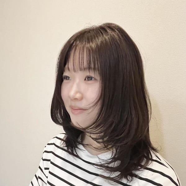 抜け感たっぷり！シースルーバング×くびれミディで愛され顔に♪