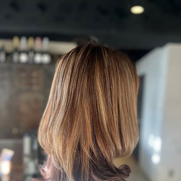 【ハイライト×ピンクブラウンのレイヤースタイル】