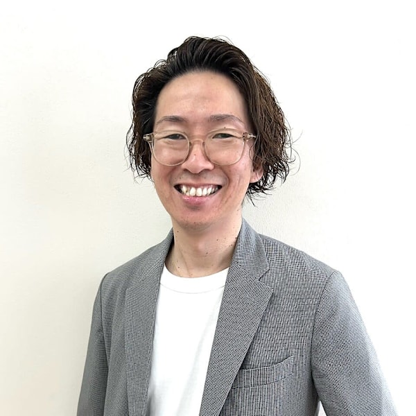 髪質改善×縮毛矯正 フォルテ 牧之原パームス店【カミシツカイゼン シュクモウキョウセイ フォルテ マキノハラパームステン】のスタッフ紹介。大人ショート　一瀬 佑太