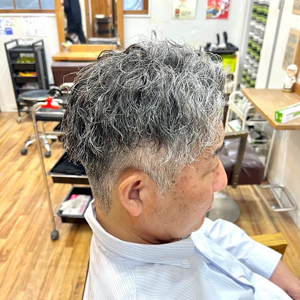 グレイヘアツイストスパイラルパーマ