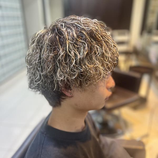 茶髪波巻きパーマ×メッシュ|Stilla smooth