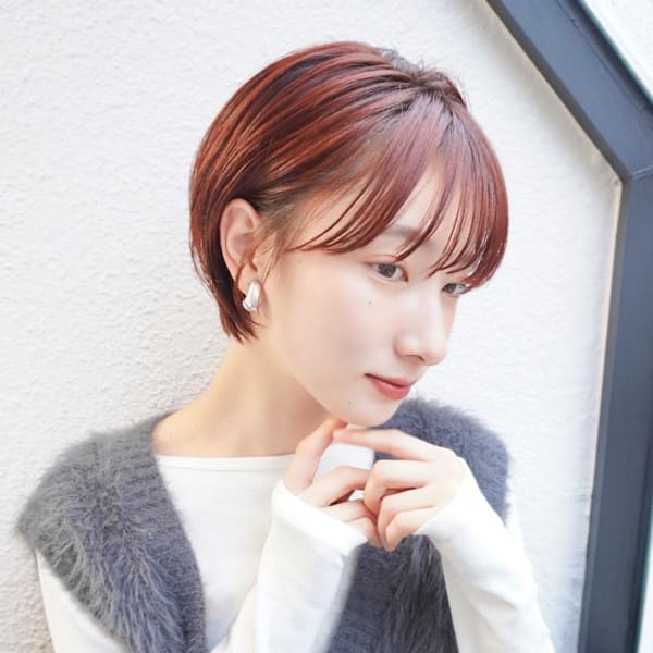 前髪あり耳掛けのショートヘアボルドーカラー|NATSUYA