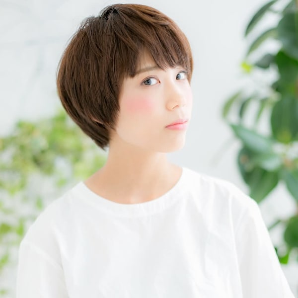 マロンベージュ×オン眉ショートボブ