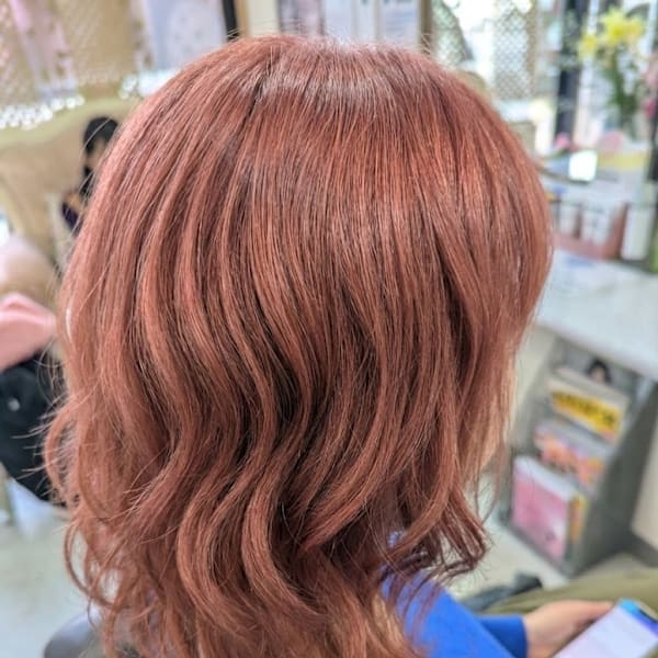 イルミナカラ－コーラル　リズミカルなウェ－ブのボブスタイル