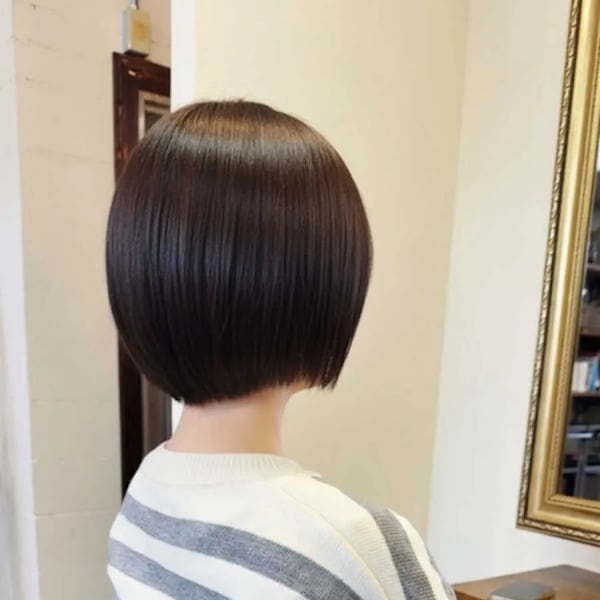 シースルーな顔周りの抜け感で重くならないショートボブ