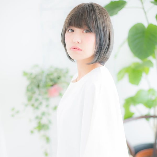 ぱっつんボブ×オリーブグレージュ